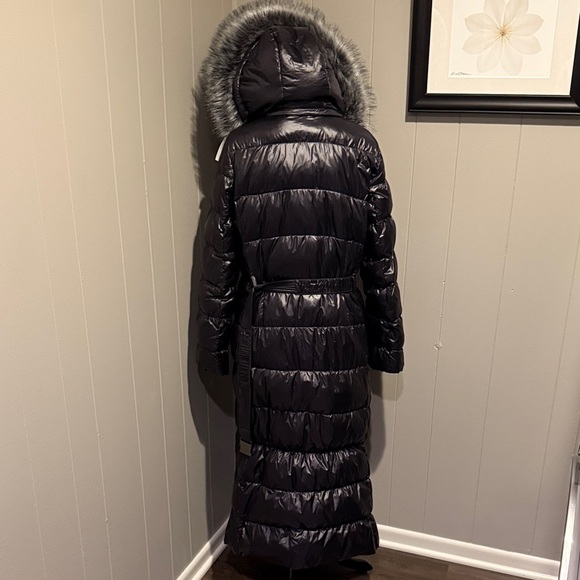 MICHAEL Michael Kors Women’s Medium Shiny Black Puffer Jacket with Faux Fur Trim - Picture 8 of 14